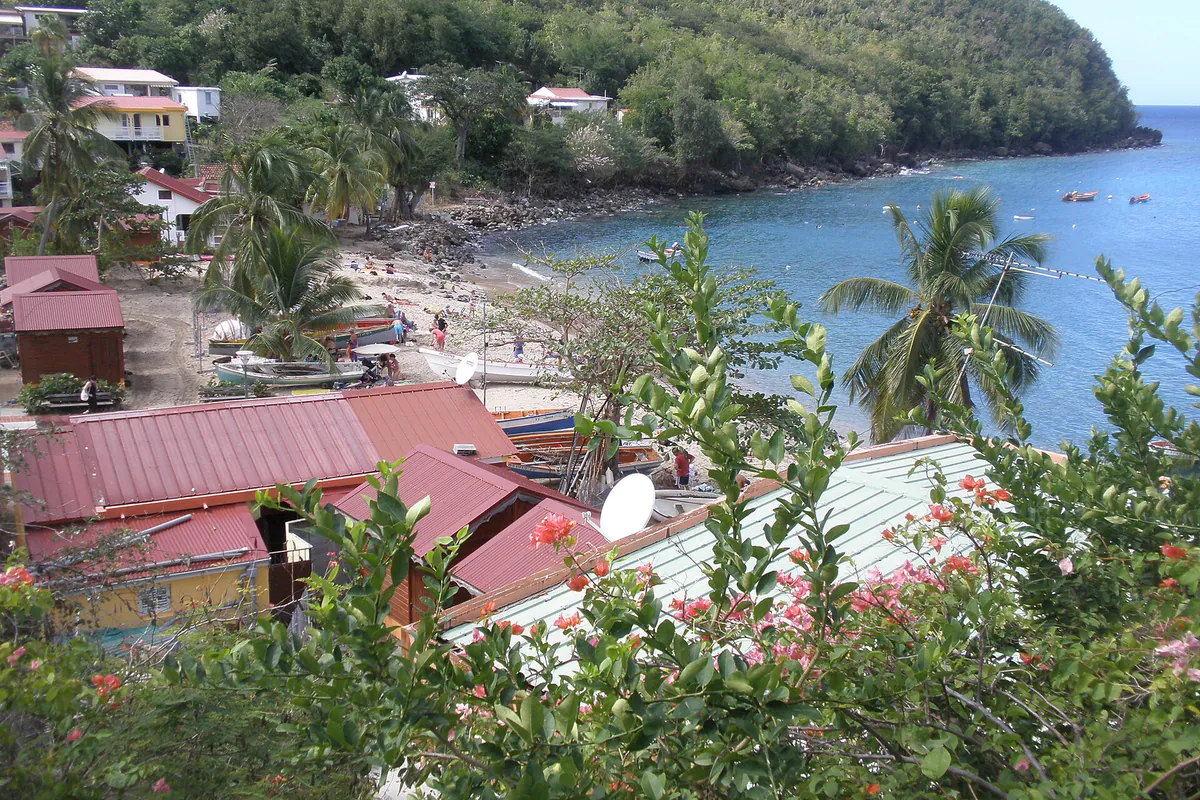 Vue sur les maisons et la petite baie d'Anse Dufour aux Anses-d'Arlet