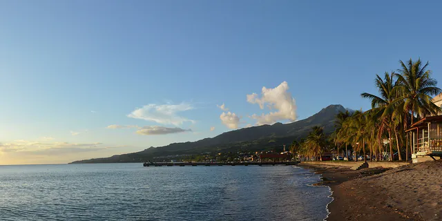 Littoral volcanique du nord de la Martinique vu depuis la mer