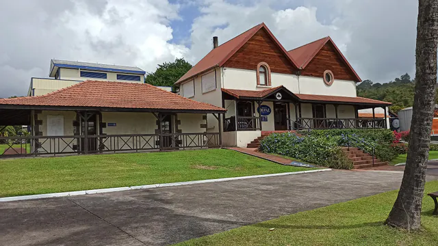 Bâtiments de la distillerie Depaz dans le nord de la Martinique