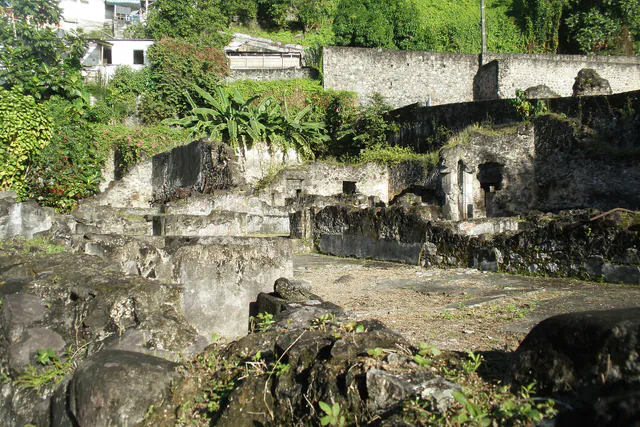 Ruines historiques de Saint-Pierre entourées de végétation